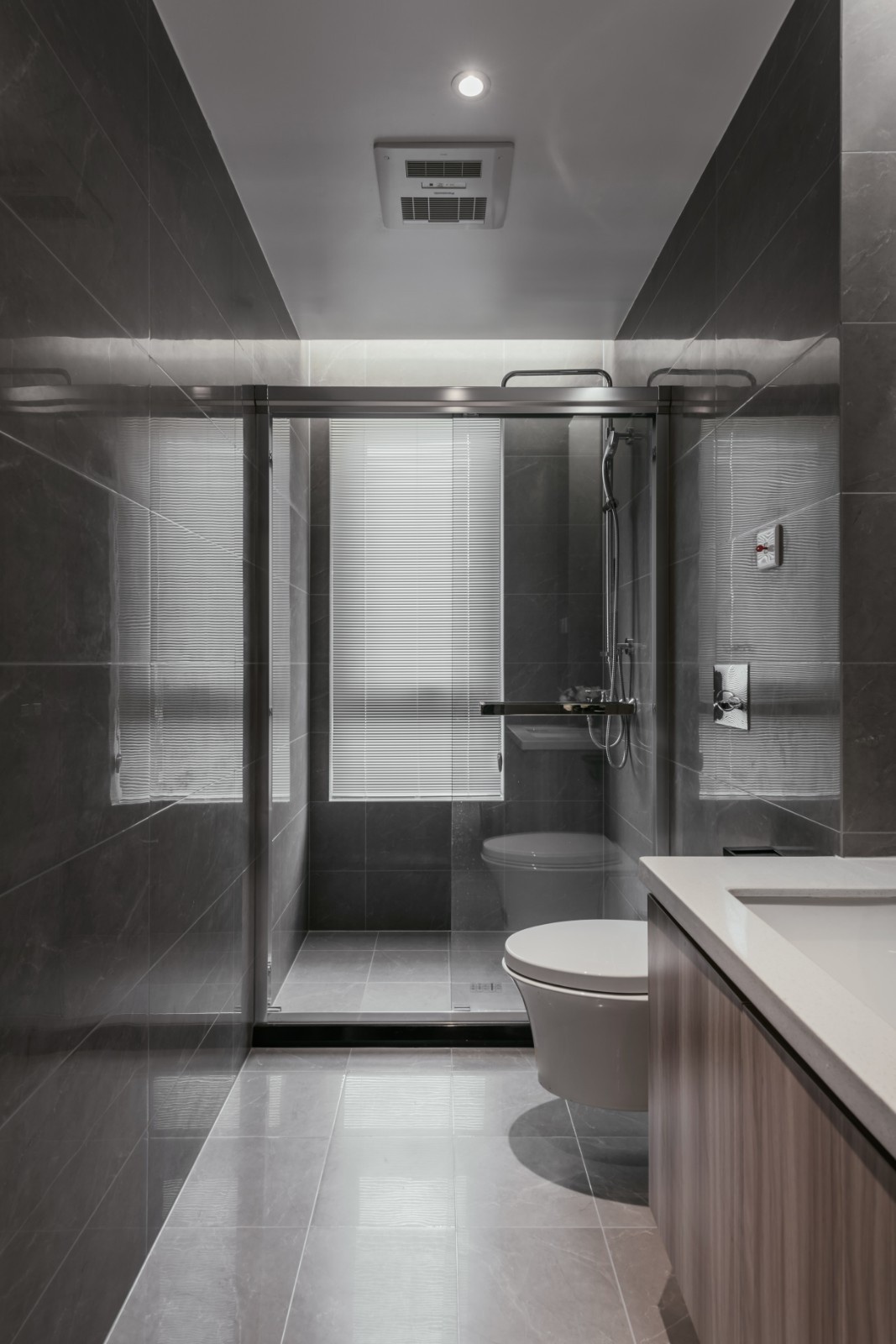 不做空心的设计，将简洁质感填满灰度空间