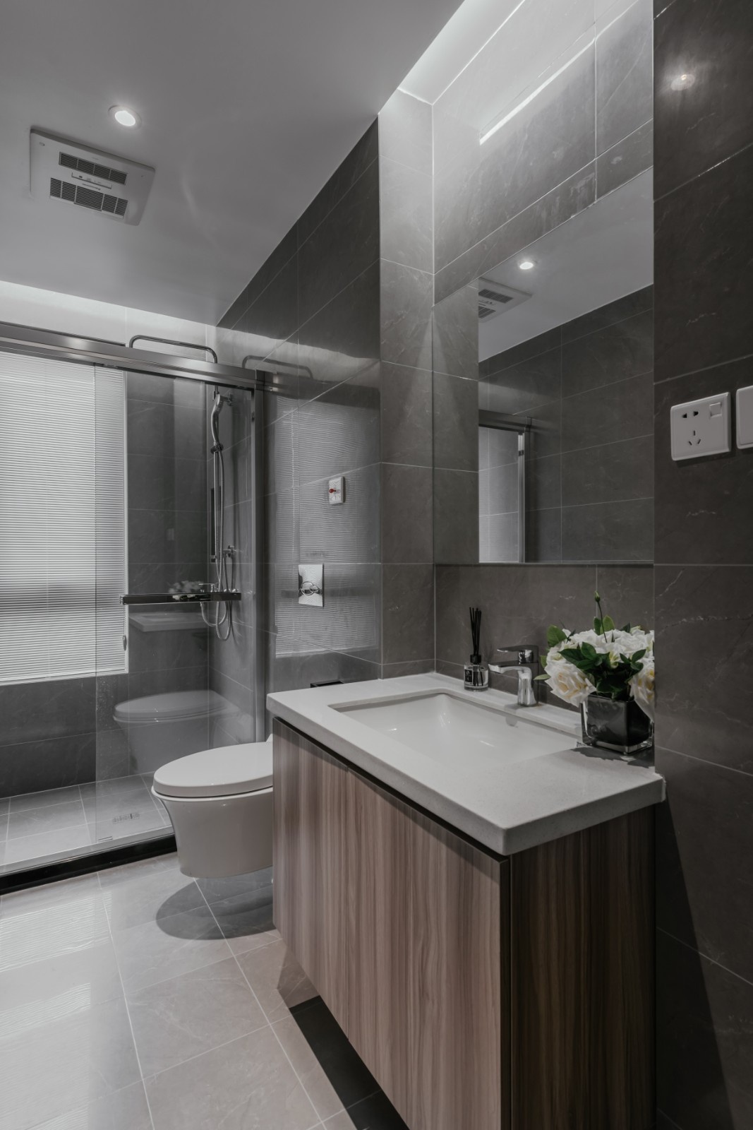 不做空心的设计，将简洁质感填满灰度空间