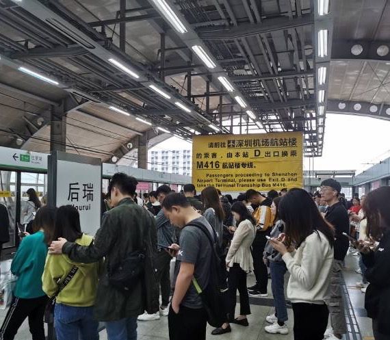 深圳地铁1号线今日(19日)上午受夹人夹物影响出现延误。