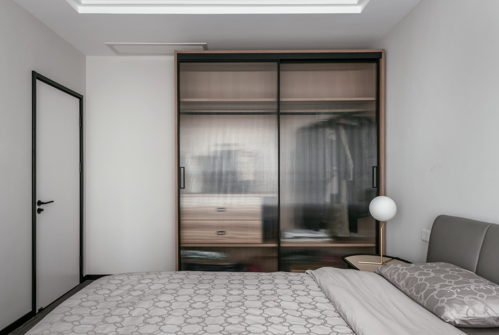 不做空心的设计，将简洁质感填满灰度空间