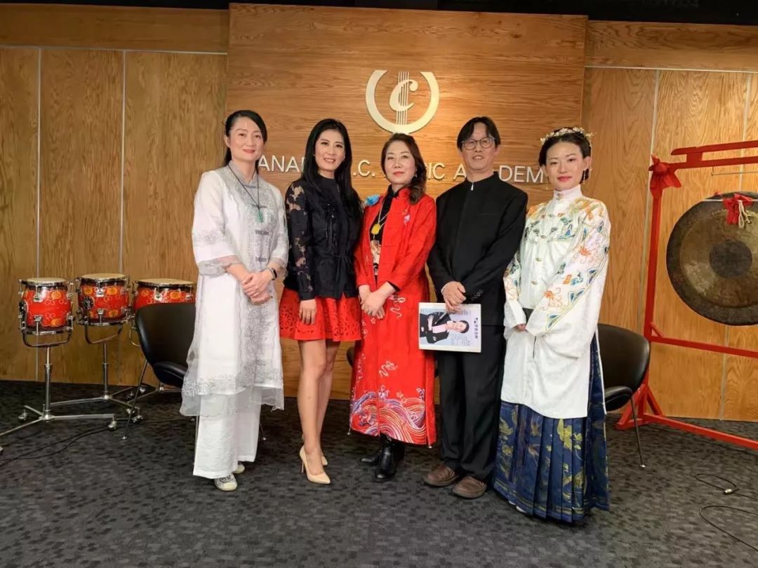 古筝演奏家陈文英;右二是加拿大英才音乐学院院长,二胡艺术家杨忠才