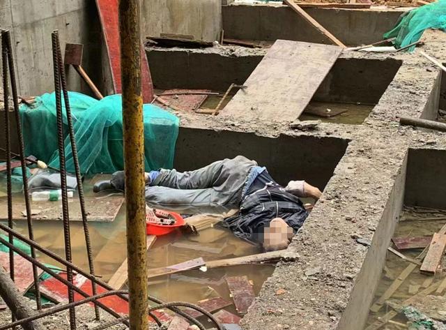 反梁的其中一个格槽内,只见一名中年男子呈侧身弯曲的状态倒在其中