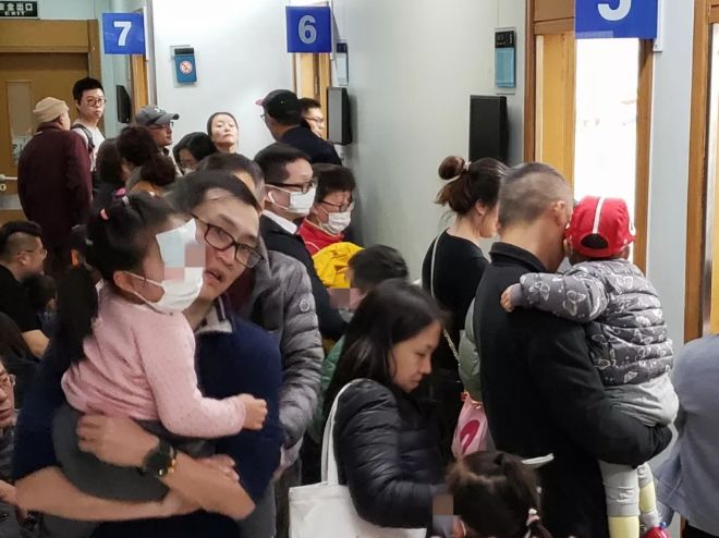 儿科医院急诊爆了,一天门诊9700人!孩子一生病,爸妈就历劫!