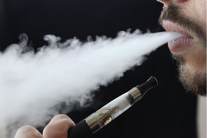 图新研究表明：电子烟烟油的香精会损坏肺部 增加功能障碍风险_新浪科技_新浪网
