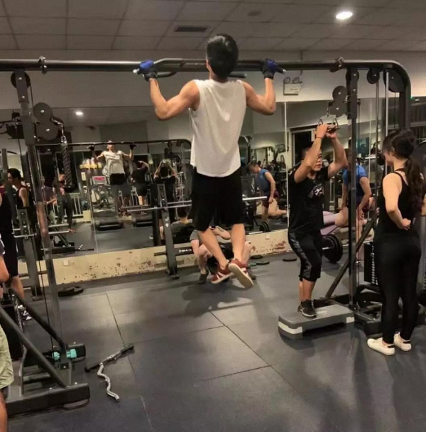 王言博在健身房