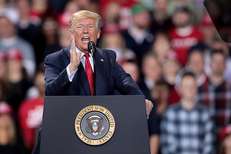  川普在集會演講中反擊。