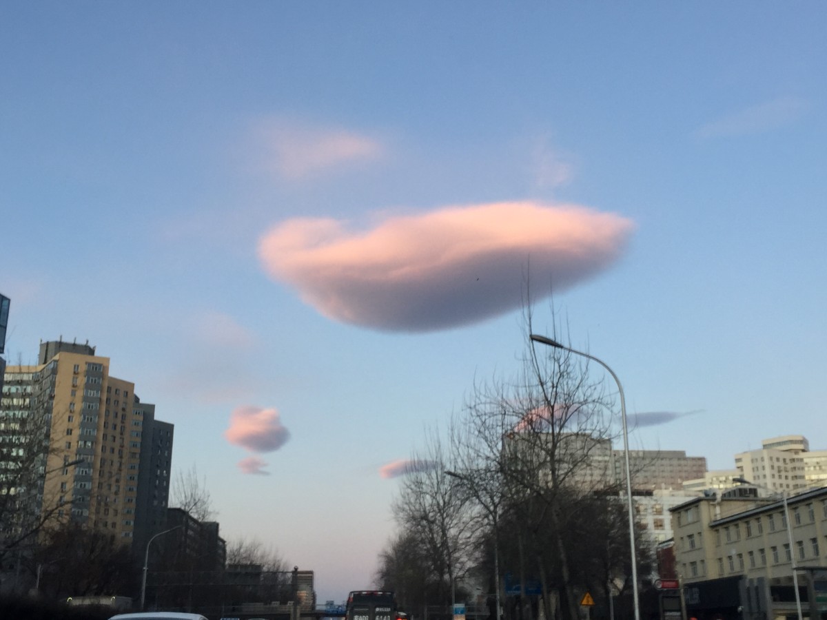 记者在北三环中路拍摄到的云朵形状"ufo".