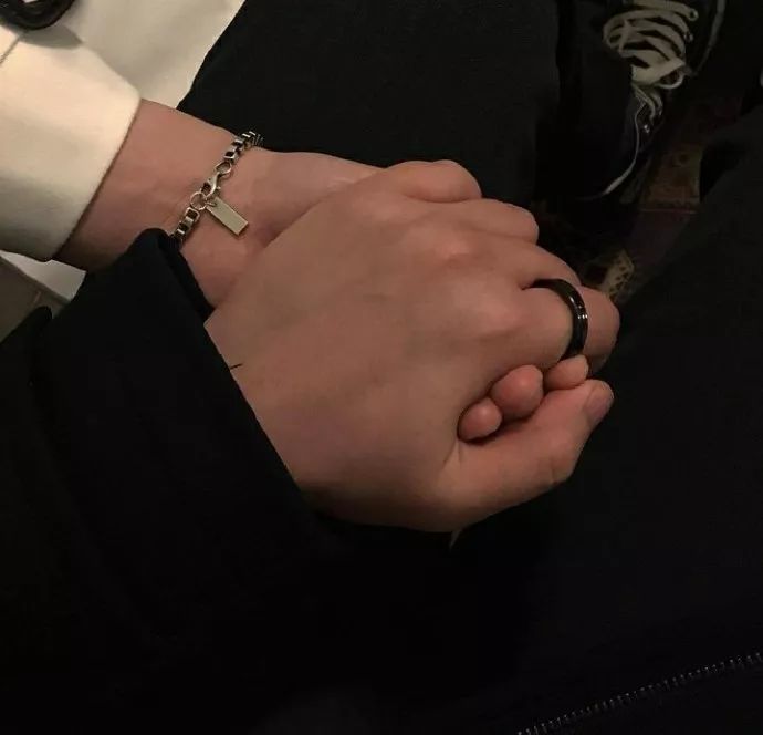 手和手交叠在一起我的心意就在这里啊