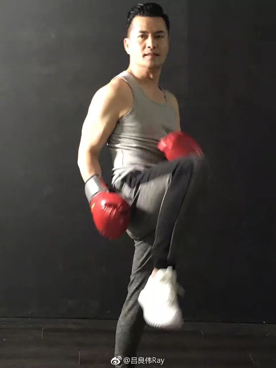 吕良伟的这身材有63岁看完只想问有人组队扎马步吗