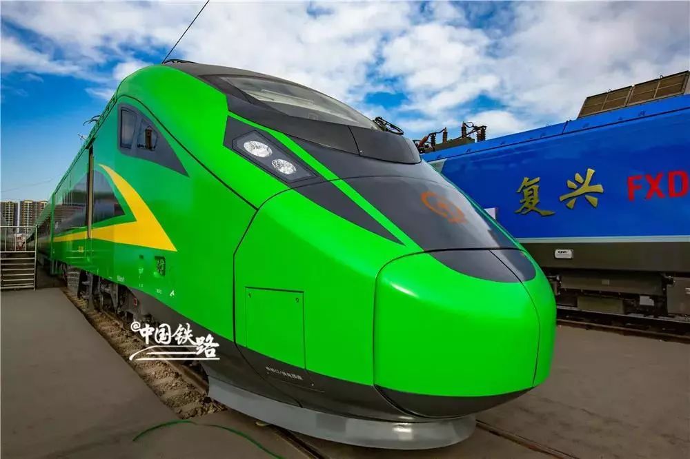 元素"绿巨人"的外观继承了为了向传统绿皮火车致敬"绿巨人"外形很抢眼