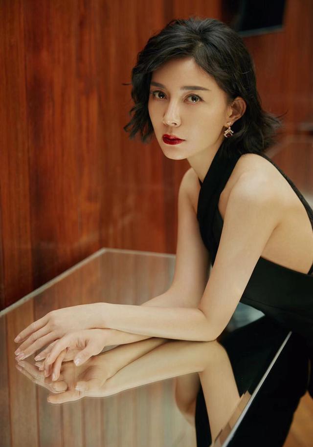 刘敏现代造型美到失语,干练飒爽撞脸关之琳,和烈火军校差别真大