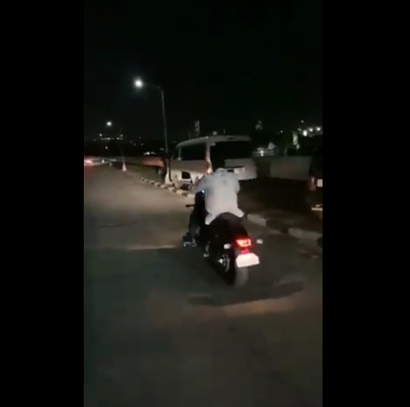 杜特尔特此前骑摩托车的视频截图