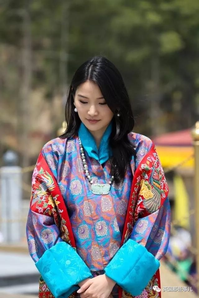 不丹29岁王后官宣怀二胎,痴迷传统服饰的她,被誉为时尚新偶像?|不丹_新浪新闻