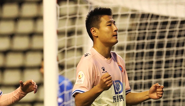 武磊庆祝进球。