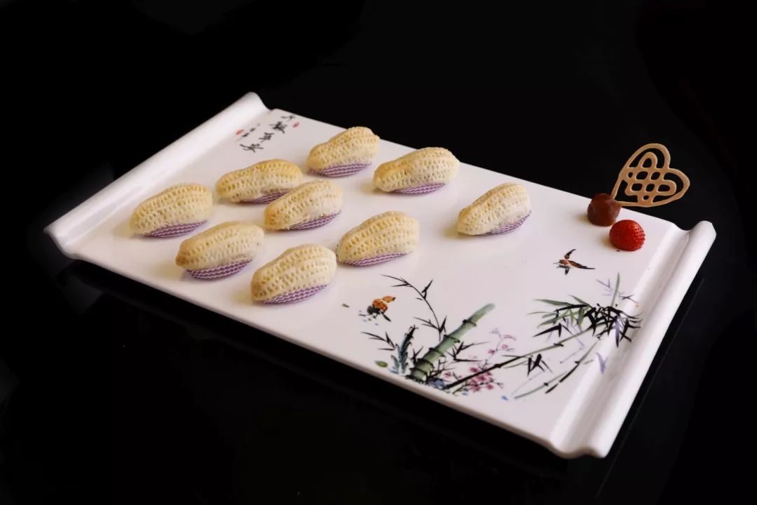 现场,各位厨师结合想象和技能,运用巧手创作出多款栩栩如生的象形点心