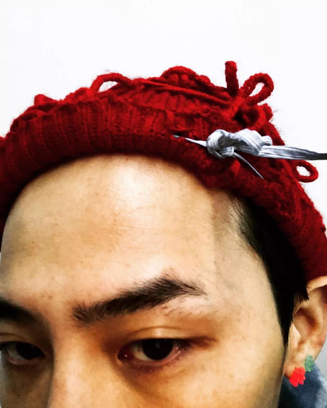 权志龙戴小红帽高调营业,提花大衣爆发型男魅力,反系鞋带好新潮