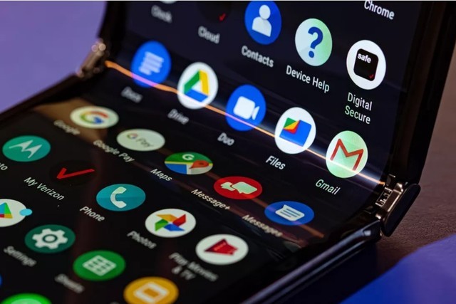摩托罗拉Razr 2019折叠屏手机（图：CNET）