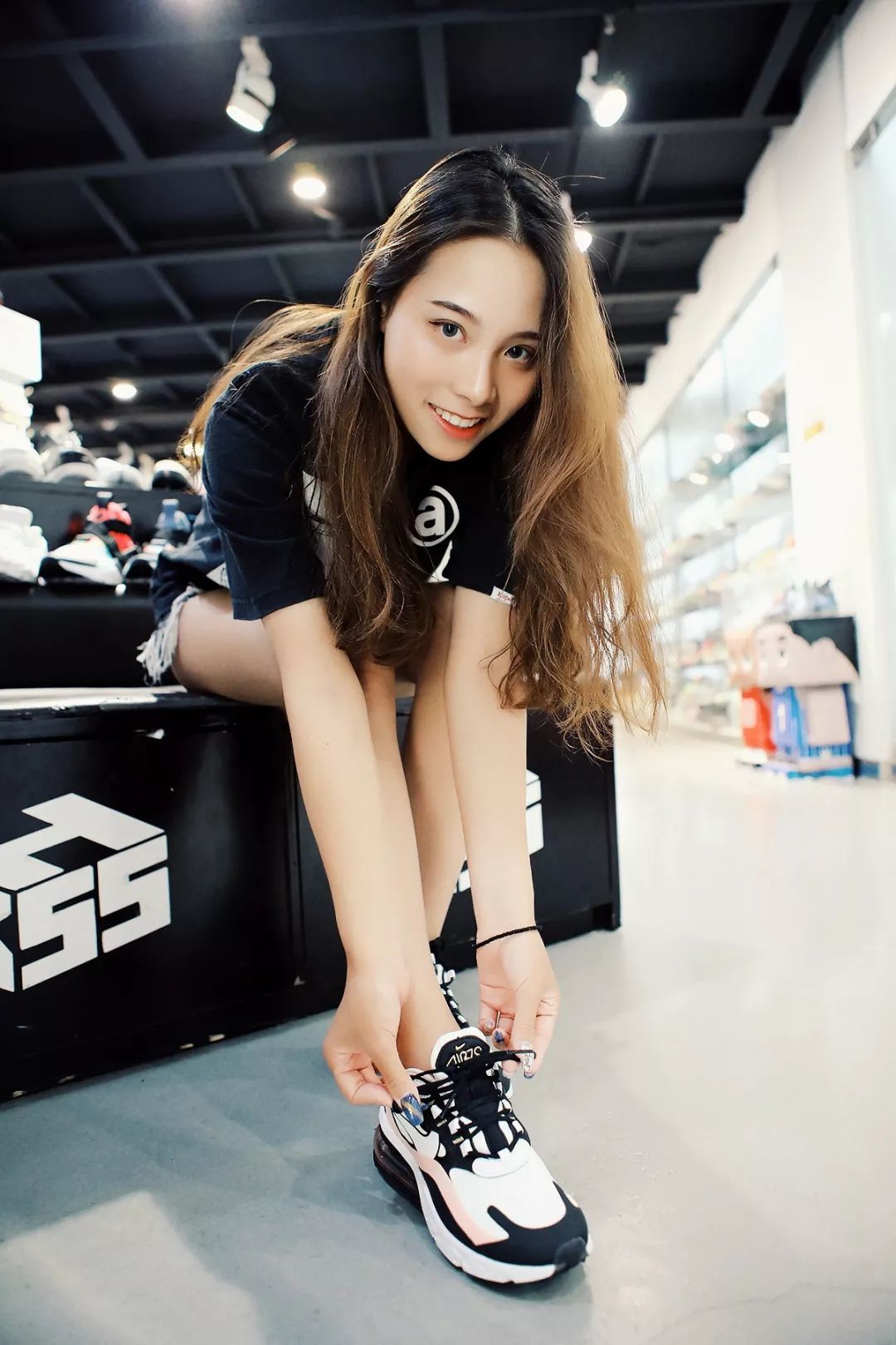 清纯白皙球鞋妹子一枚.