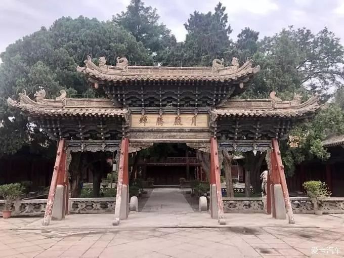 是中国西北地区最大的文庙,主体建筑分3部分,西,中,东分别送儒学院