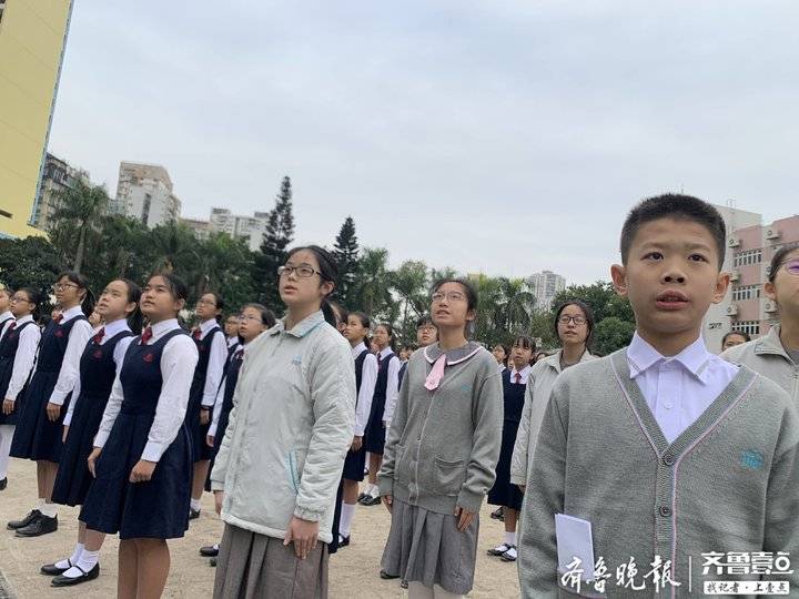 澳门濠江中学升旗仪式护旗手很激动很自豪提前一小时来练习