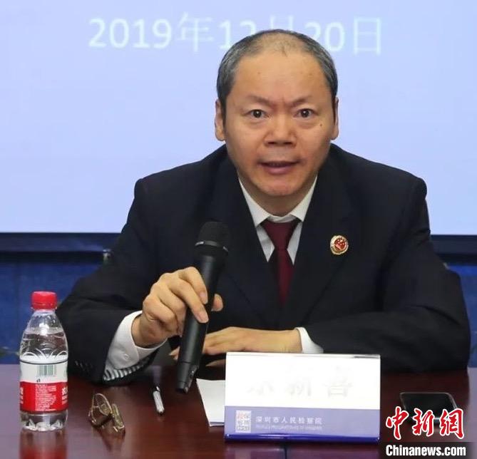 深圳市人民检察院副检察长余新喜介绍检察机关开展扫黑除恶专项斗争工作的情况。 钟欣 摄