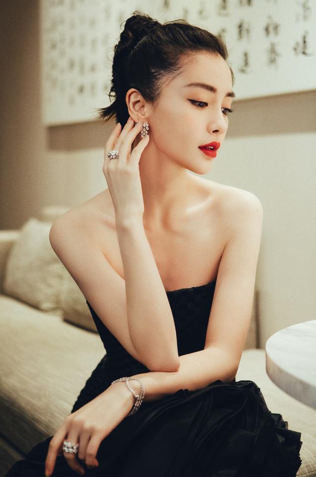 angelababy出席时尚先生盛典简洁黑色礼服裙低调奢华女王范