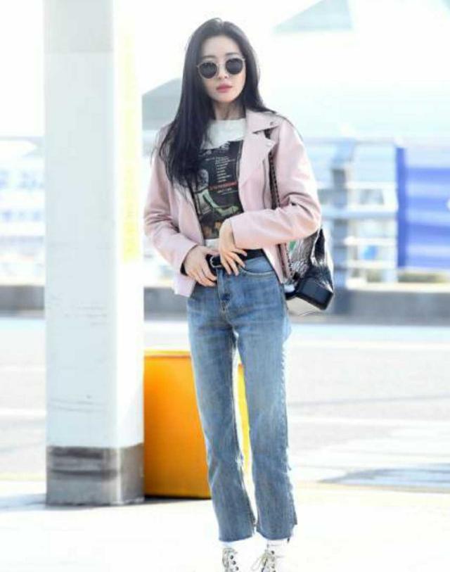 李宣美真是穿搭教科书粉色皮衣配牛仔裤白色马丁靴美出国际范