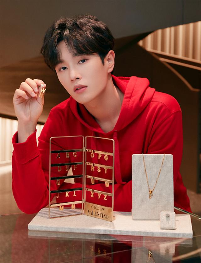 张艺兴演唱会一身圣诞装扮兔耳朵斗篷太可爱绿帽子是怎么回事