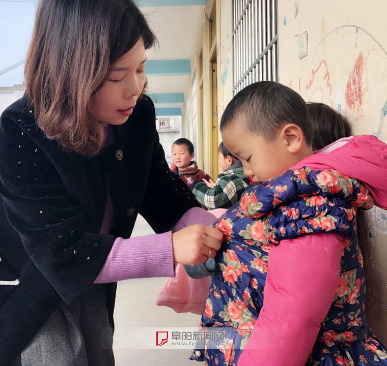 "老师给的新棉衣,奶奶叫我过年穿"