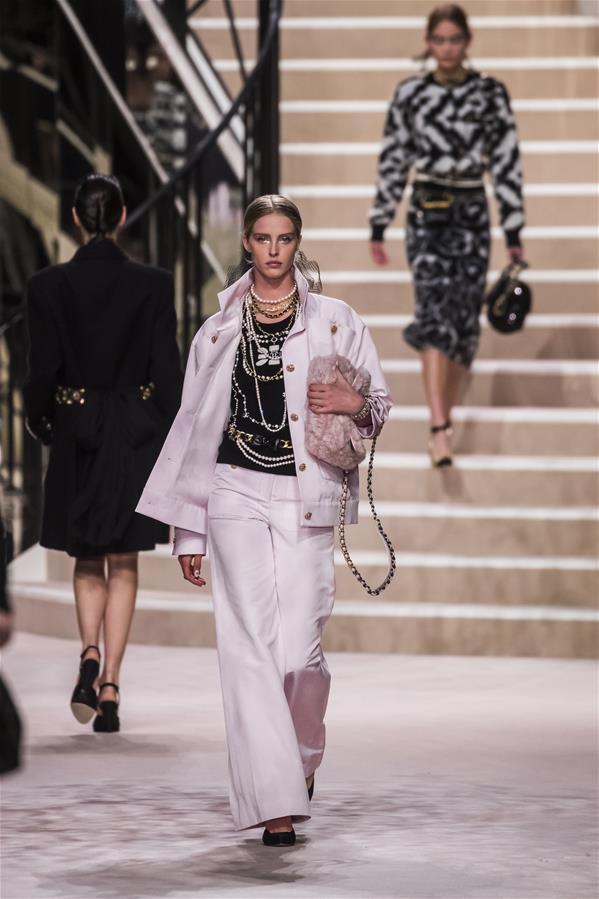 香奈儿2019/20高级手工坊系列发布会在巴黎举行