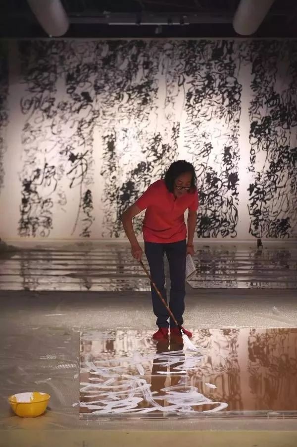 他弄出了一套所谓的性书法通过用女性毛发来制成毛笔书写孙平这样的做