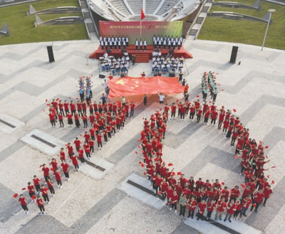 2019年国庆期间，澳门青年在《歌唱祖国》歌声中拼出“70”字样。澳门青年联合会供图