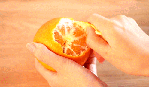 而这款爱媛橙的"脸皮"就很薄了,轻轻松松就剥下来了,就像剥橘子一样.