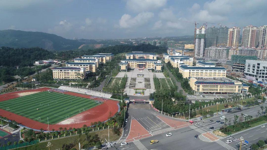 中学镇雄学校开始招生经过三年的千锤百炼2019年城南中学在高考中取得