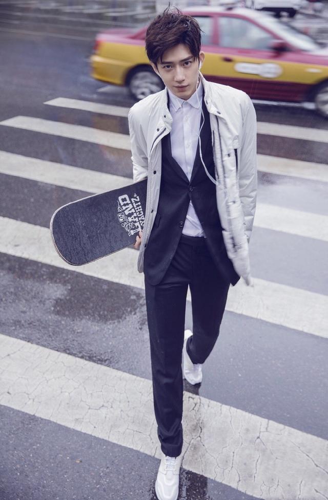 西装配运动裤,本以为很土,谁料成红毯王者