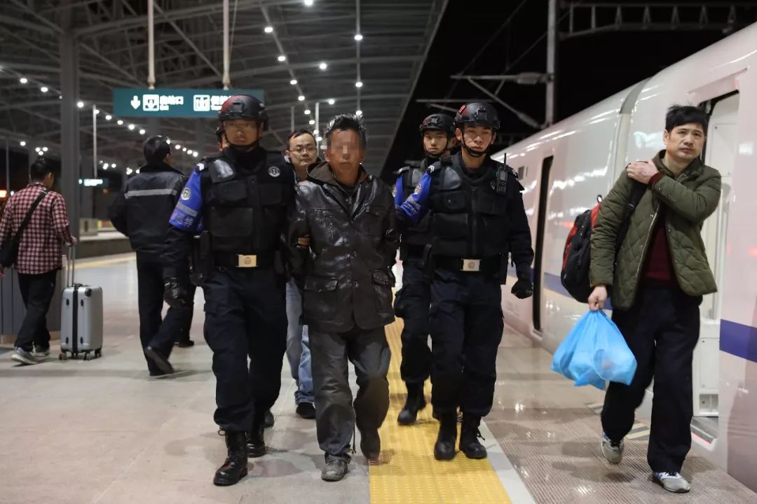 出租房内杀害3人 逃亡大理拾荒9年 这名公安部a级逃犯落网了