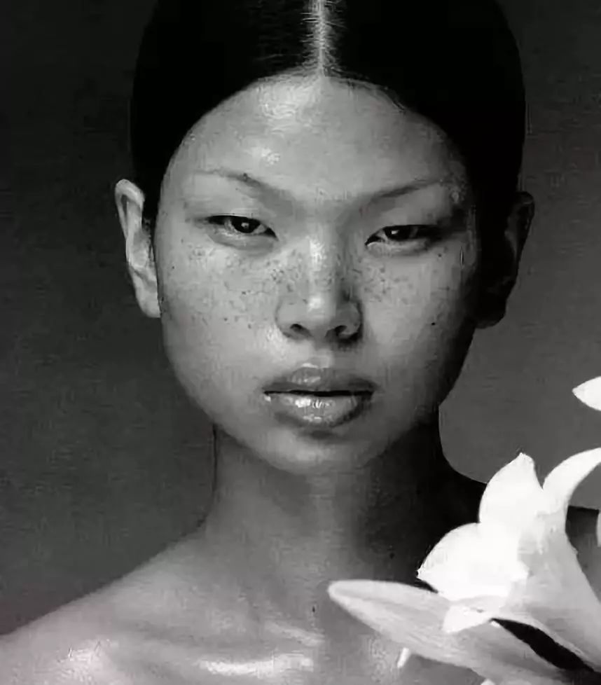 20年前一丑成名的中国第一超模现在怎么样了