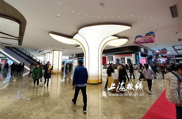 他为人们展现了个新世界 上海新世界商城重新开业 市民涌入购物