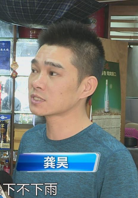 长出青苔,几根暴露在外的钢筋已经出现了断裂的情况,龚昊担心发生坍塌