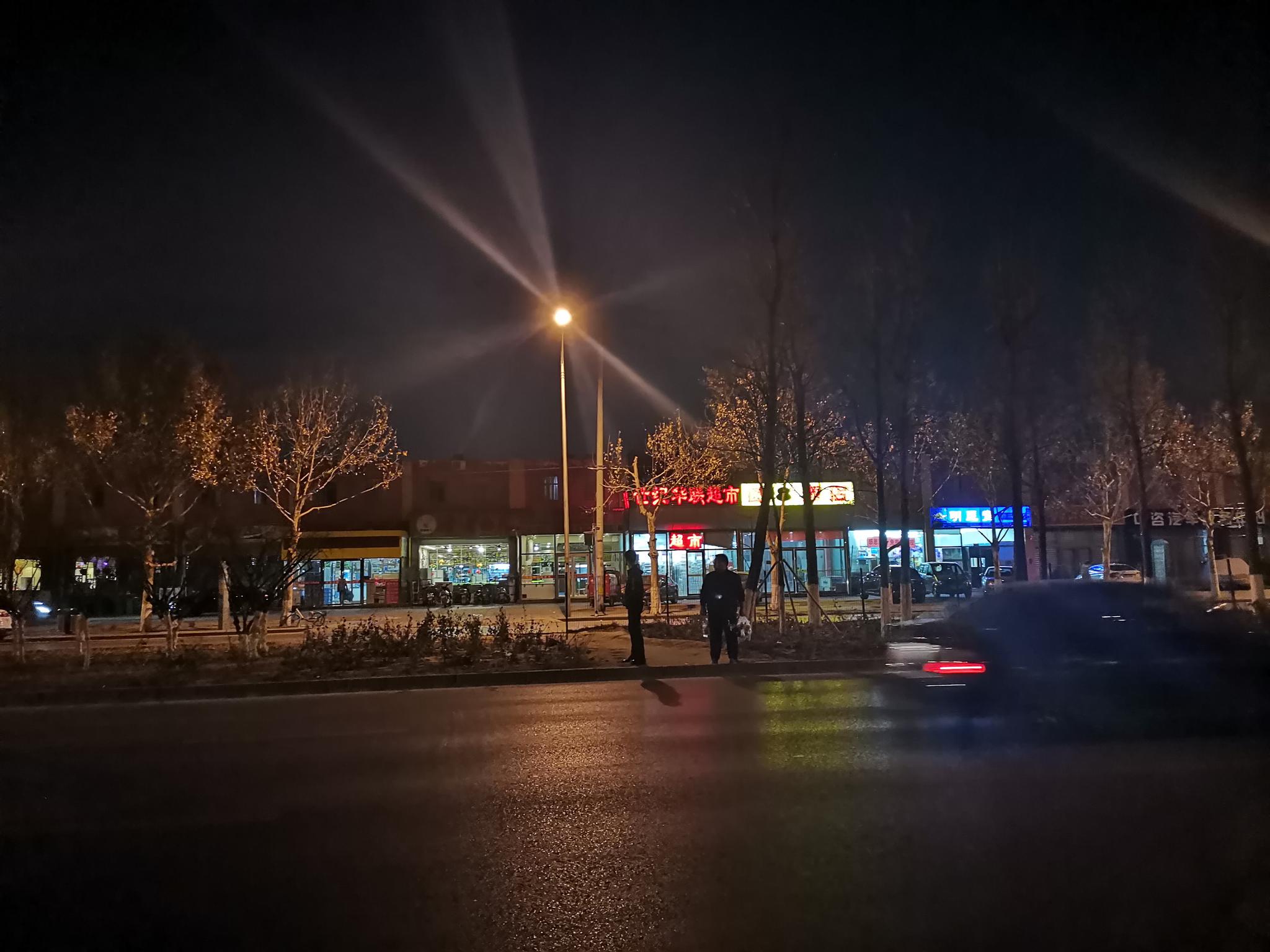 丰台槐房西路绿化带间"小路"多,居民呼吁增设过街设施