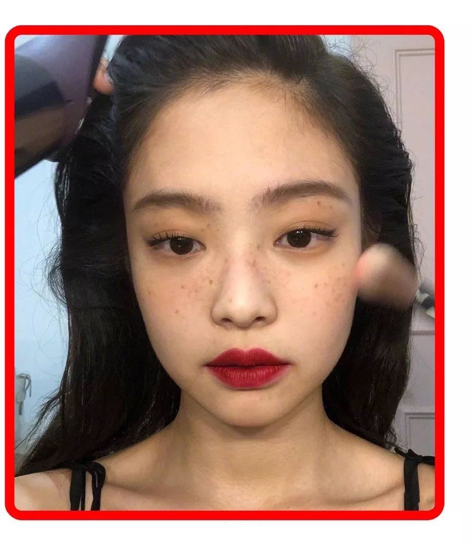jennie被中国滤镜ko颜值骤降小腿外翻也很严重