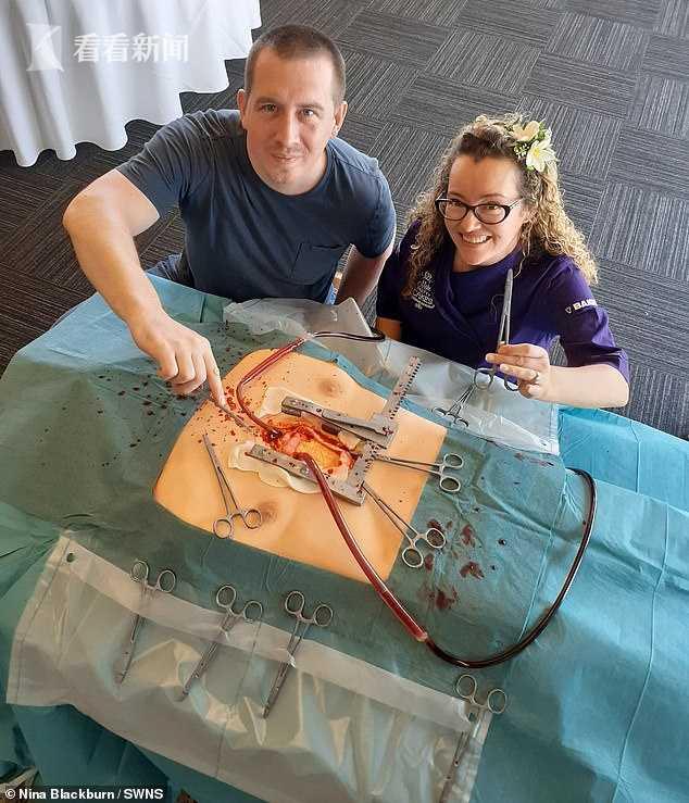 了一个特大礼物--仿真开胸手术蛋糕,庆祝这个心脏外科小组成立30周年