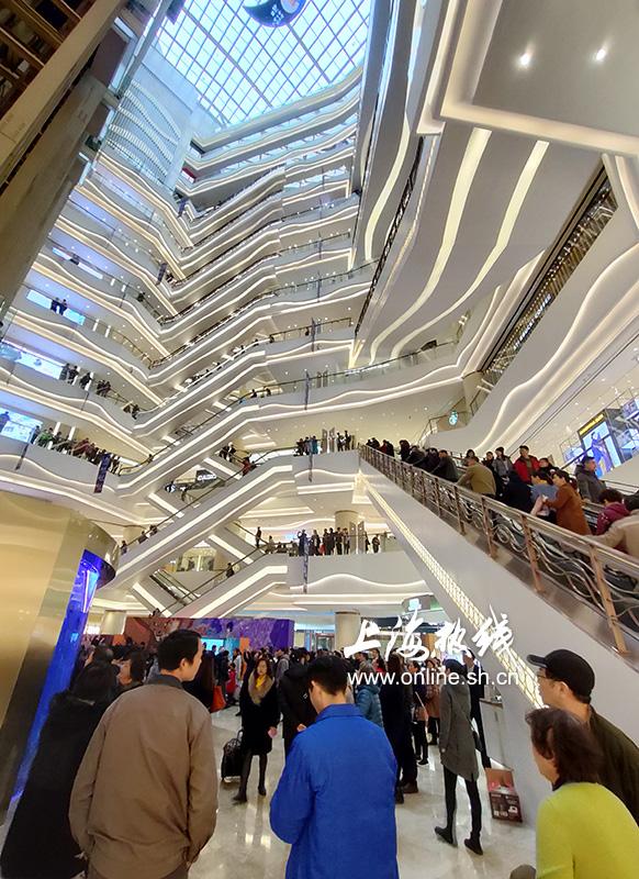 他为人们展现了个新世界 上海新世界商城重新开业 市民涌入购物