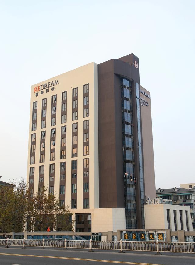 黄竹君坐诊杭州薇琳·让美丽成为一种常态