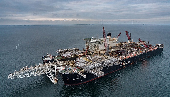 承建商Allseas的海底管道铺设船。该公司现已暂时停工。来源：Nord Stream 2 / Wolfram Scheible