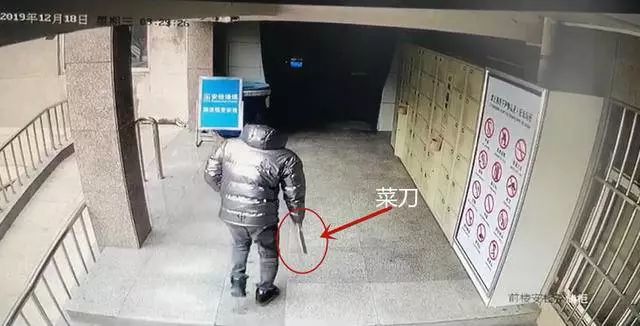 手中菜刀被收缴后，该男子左手袖中又被搜出三把美工刀。 （监控截图）