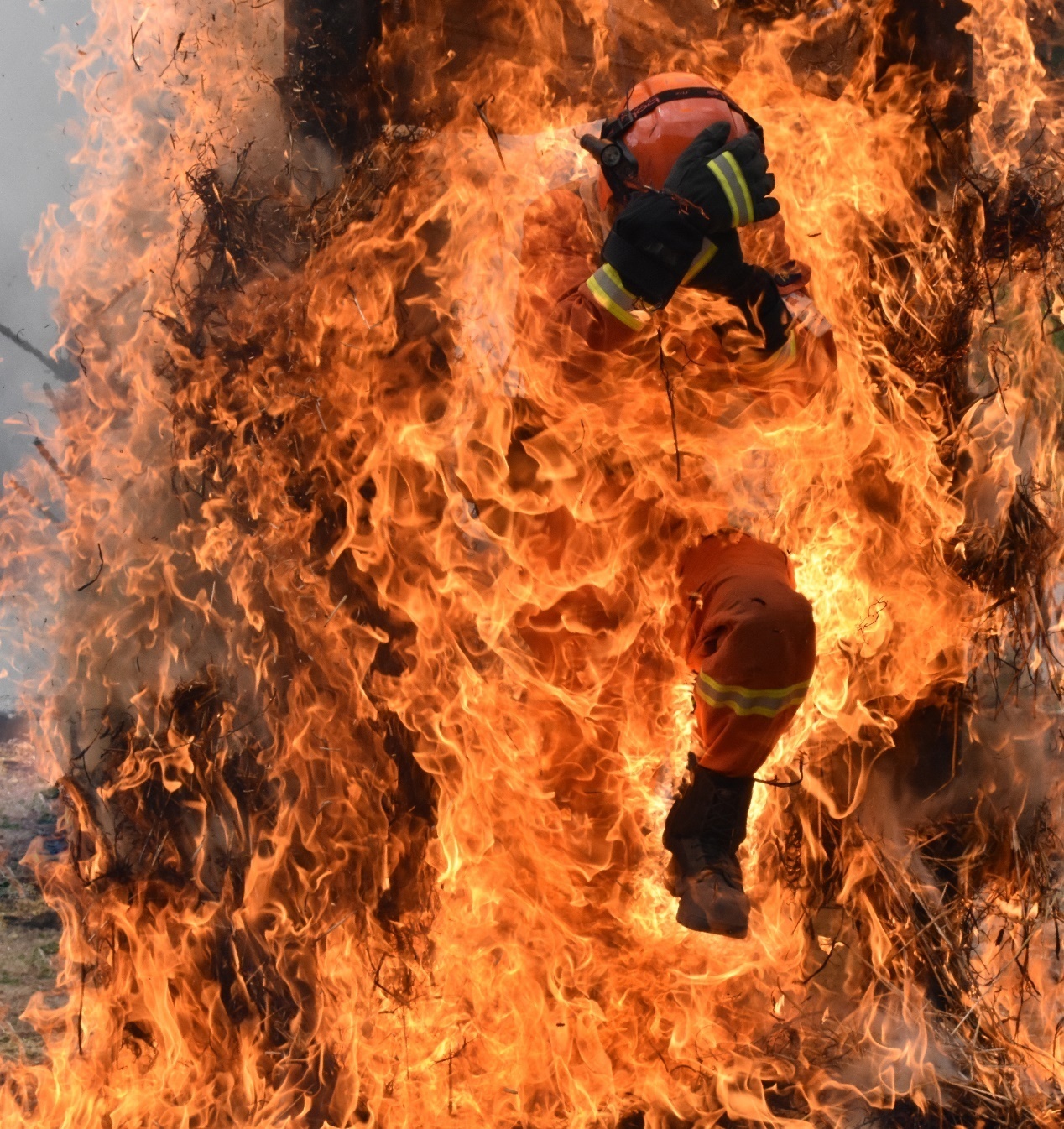 新入伍消防员火场训练,场面震撼