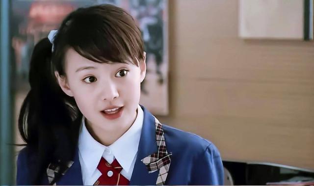 郑爽分手后出席盛典,镂空长裙震慑全场!网友质疑其分手爱甩锅