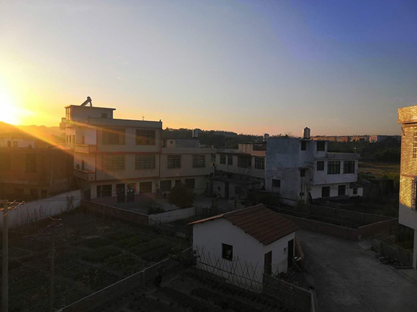 11月24日,夕阳下的上庄村,寂静无声。