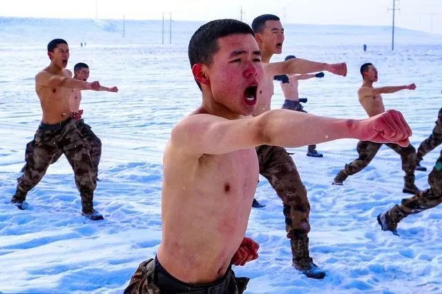 赤裸的肌肉代表着军营硬汉的刚强不畏寒冷,无惧严寒这是军营硬汉的"